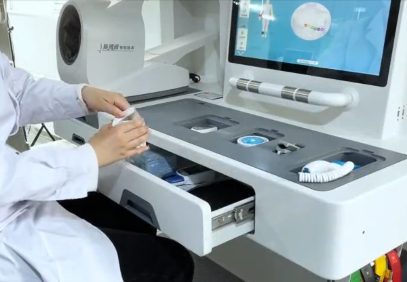 健康管理一体机：药房转型智慧健康服务的核心引擎