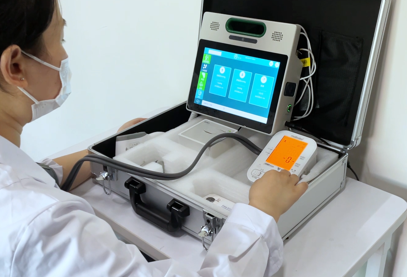 便携式健康一体机：赋能基层医疗的移动健康站